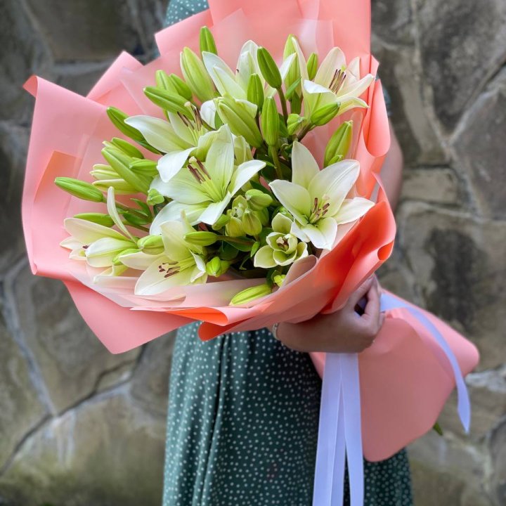 Букет из 7 белых лилий в Орске