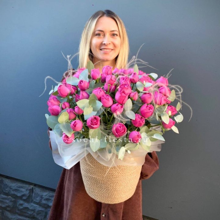 Пионовидные розы  в джутовом кашпо  в Орске