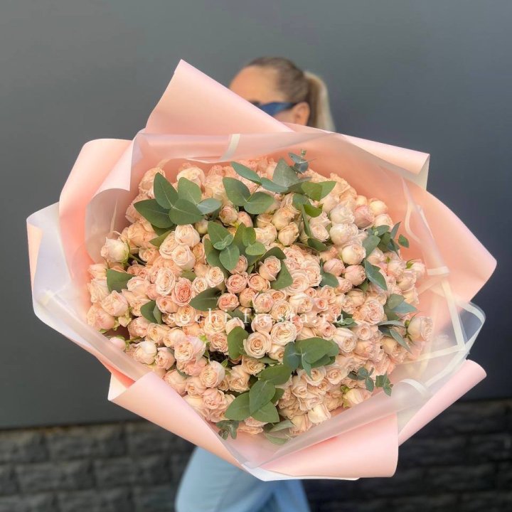 101 кустовая роза с эвкалиптом в Орске