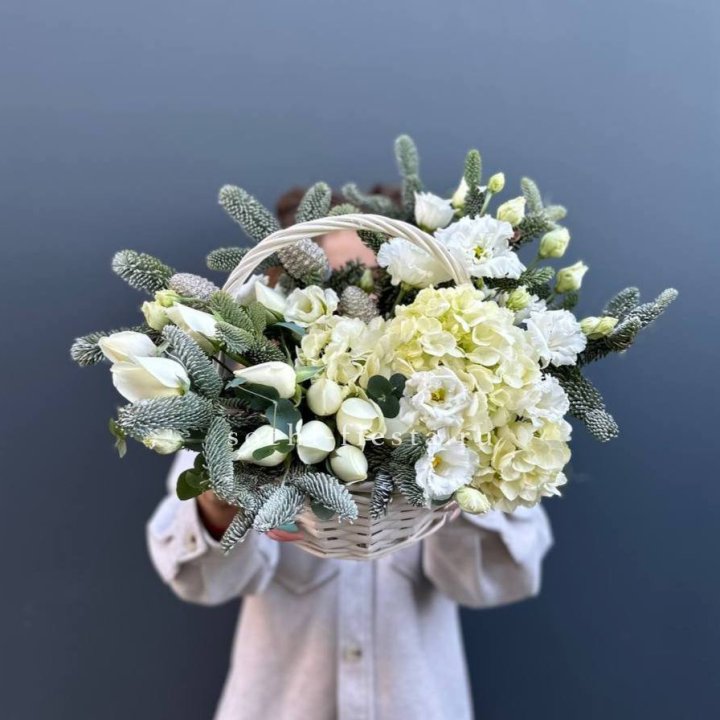 Новогодняя корзина с цветами в Орске