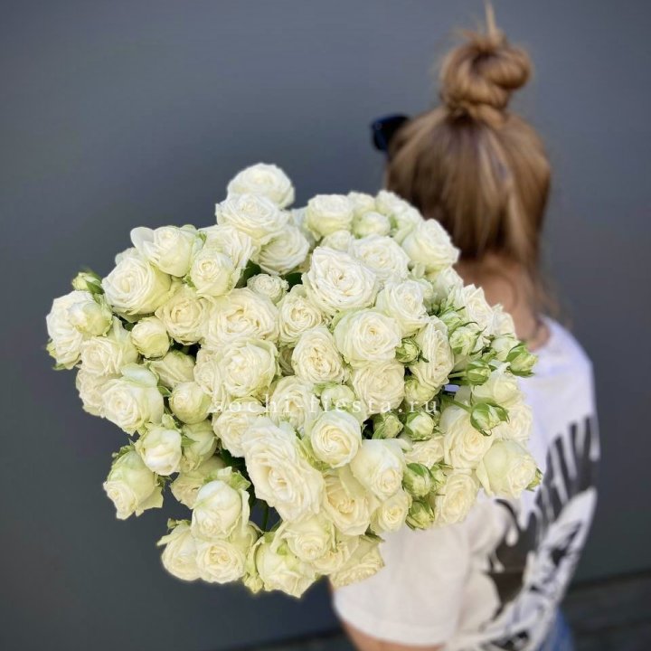 Охапка кустовых роз бомбастик  в Орске