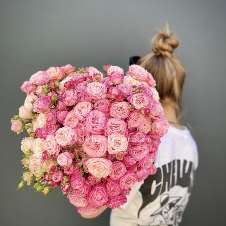 Охапка кустовых роз бомбастик пинк в Орске