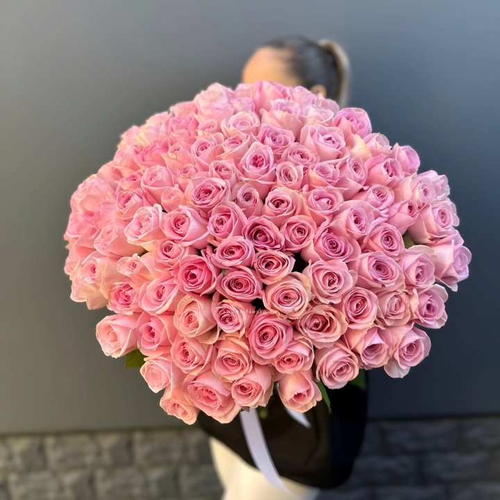 Охапка из 101 розовой розы в Орске