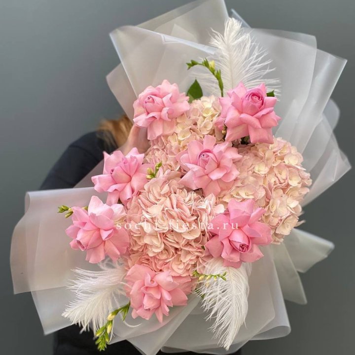  Букет  из гортензий и розовых роз в Орске