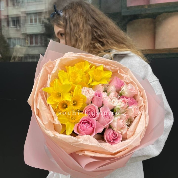 Букет роз и нарциссов в Орске