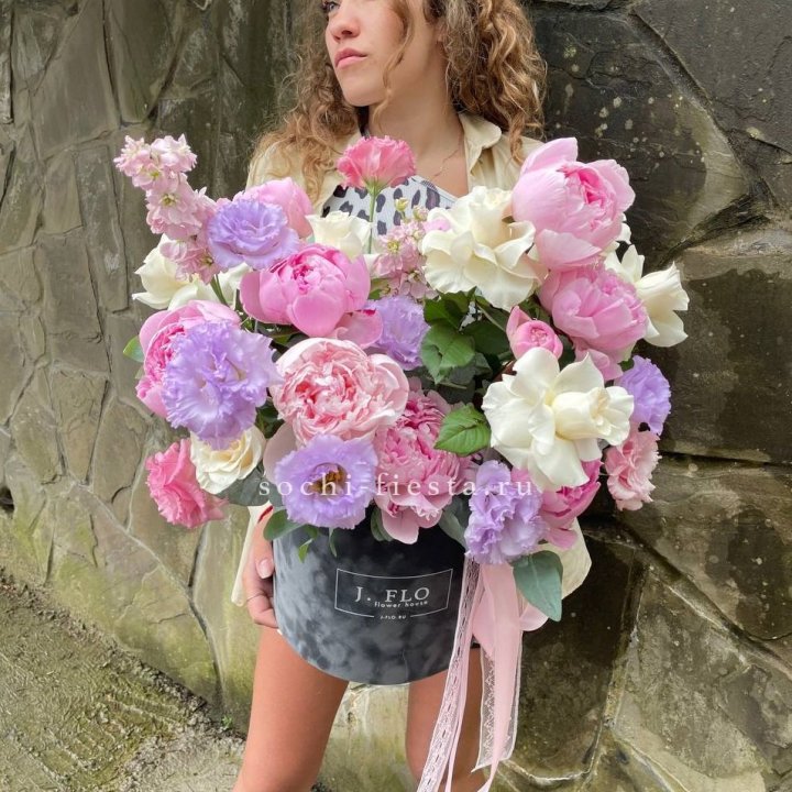 Дизайнерский цилиндр с пионами в Орске