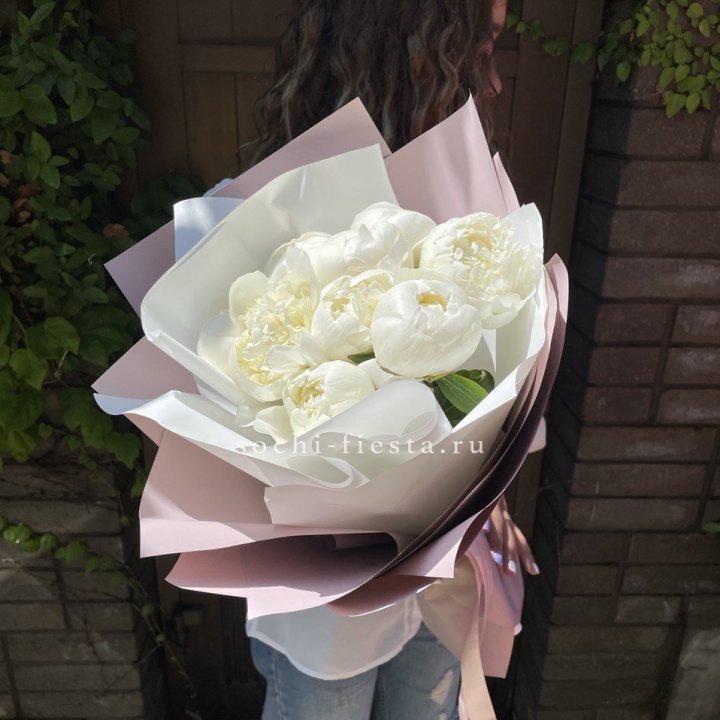 9 белоснежных пионов в Орске