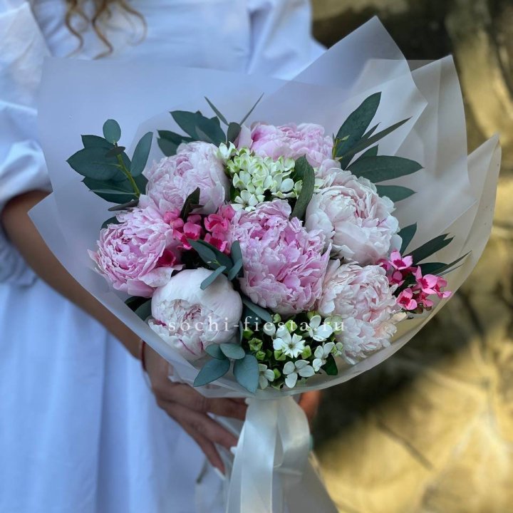 7 зефирных пионов с эвкалиптом в Орске