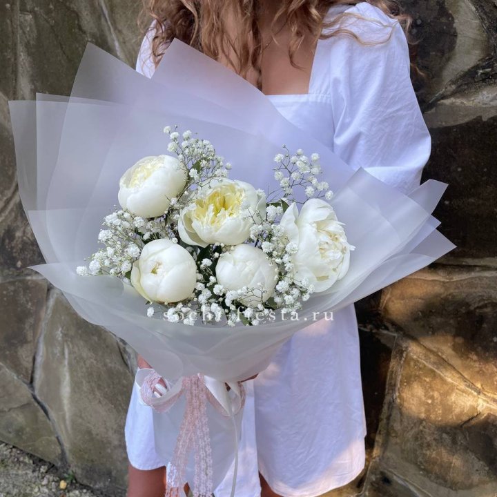 Букет белых пионов "Файв" в Орске