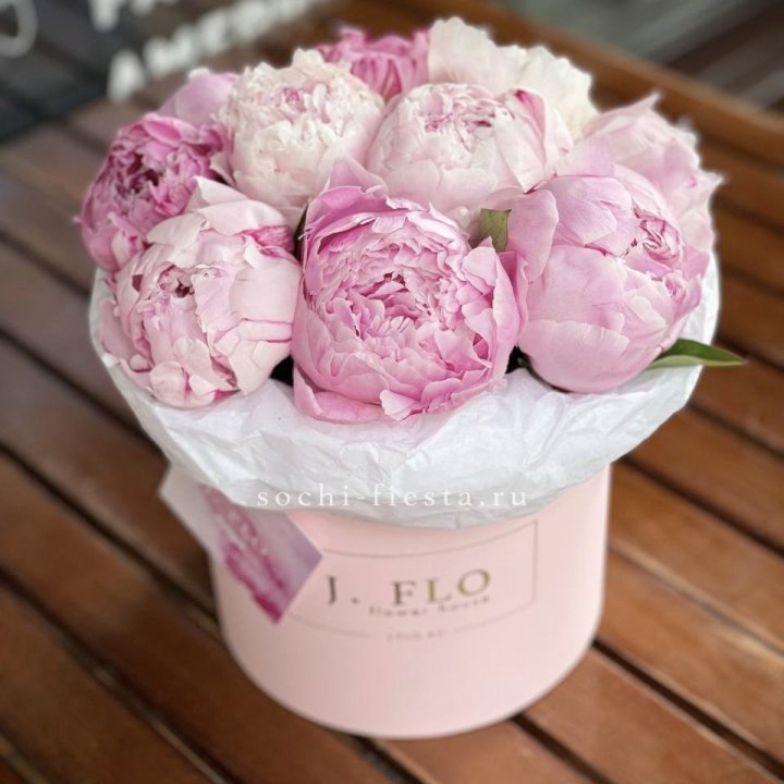 Цилиндр с пионами "Лилу" в Орске