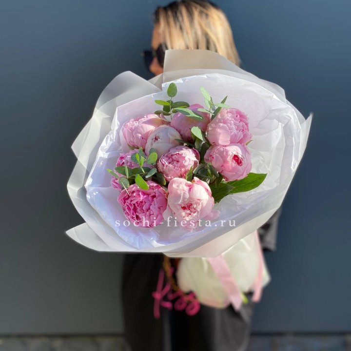 9 пионов с эвкалиптом в Орске