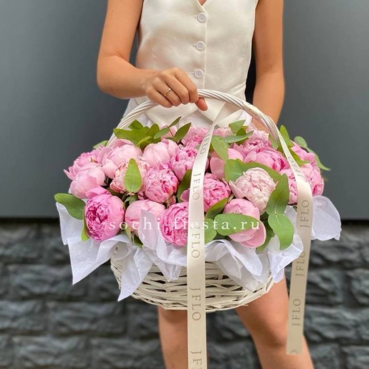 29 пионов в корзине в Орске