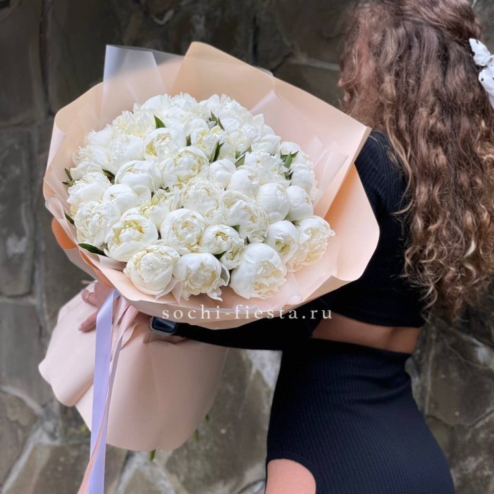 35 белых пион в Орске