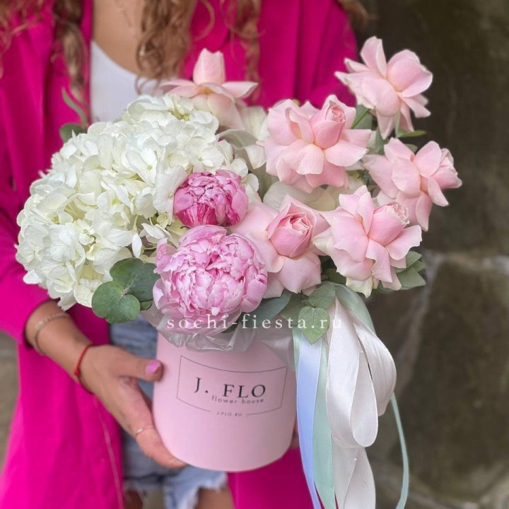 Цилиндр с пионами "Алисия" в Орске