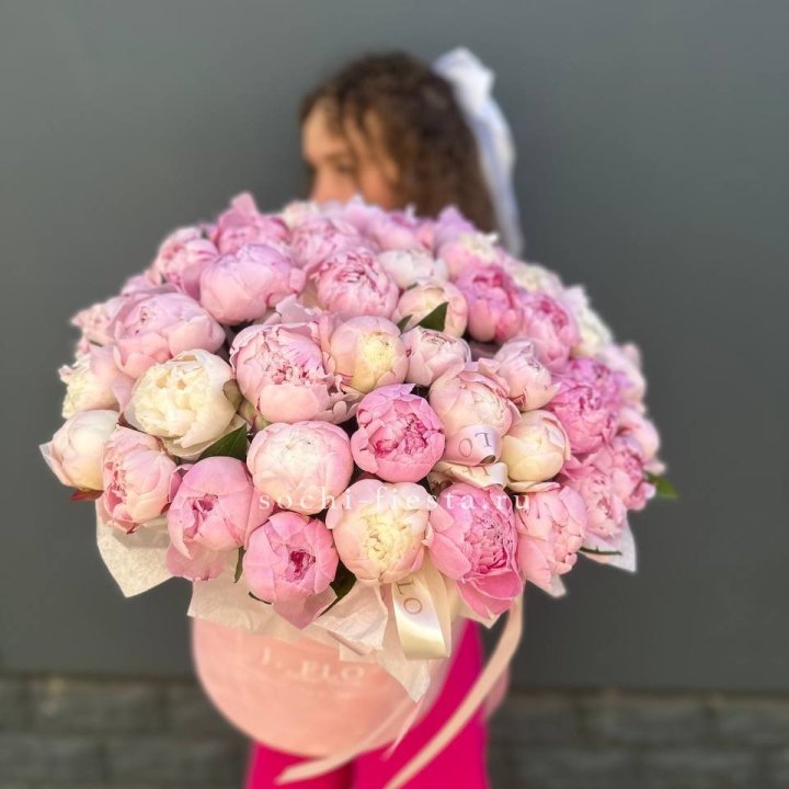 51 нежных пионов  в цилиндре в Орске