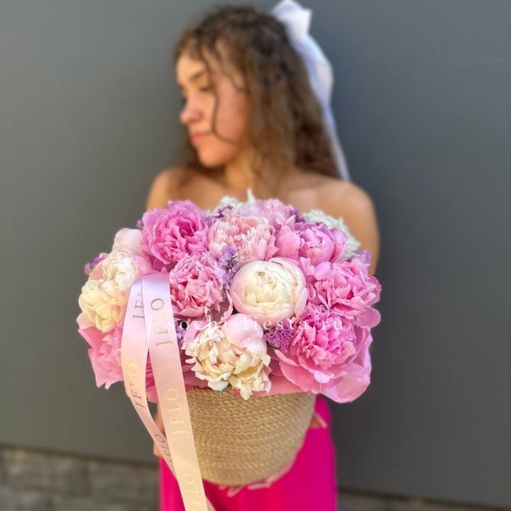 15 пионов в джутовом кашпо в Орске