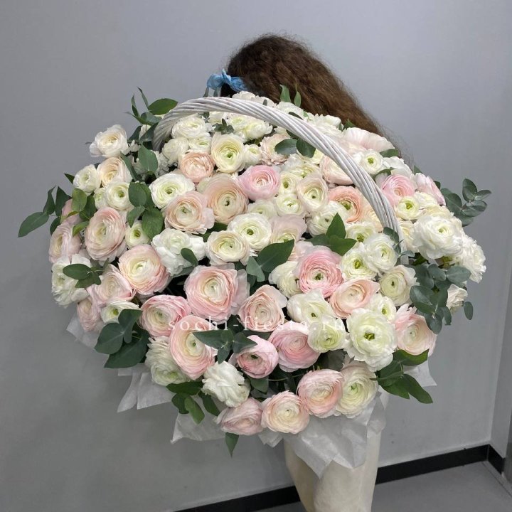 Ранункулюсы в корзине в Орске