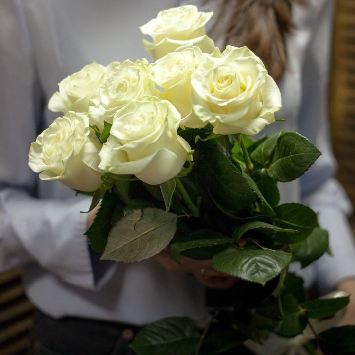 7 белых роз в Орске