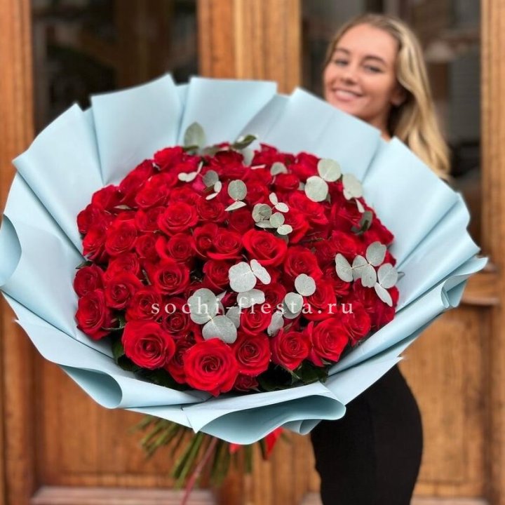 101 красная роза с эвкалиптом в Орске
