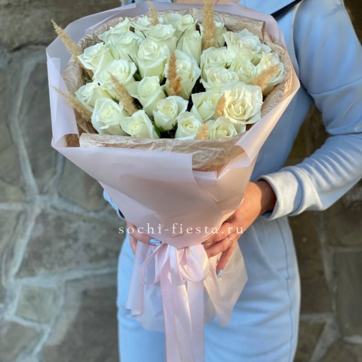 25 белых роз с сухоцветами в Орске
