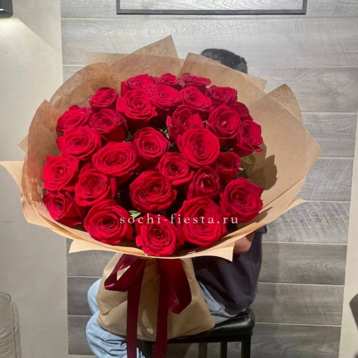 37 красных роз в крафте в Орске