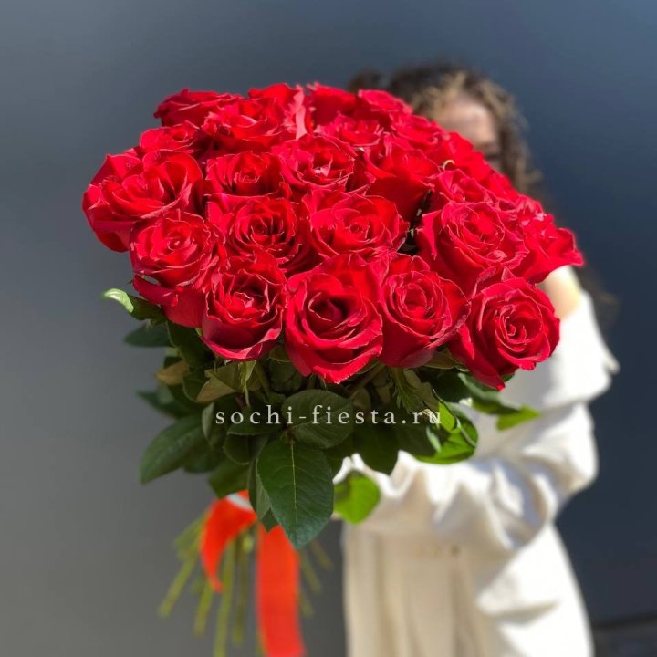 25 высоких красных роз в Орске