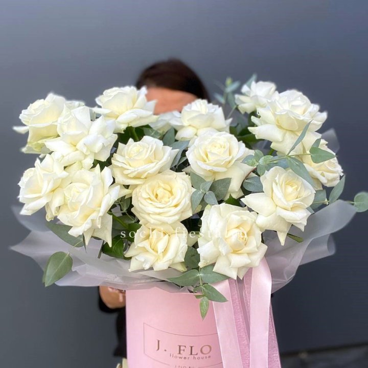17 Французских белых роз в боксе в Орске