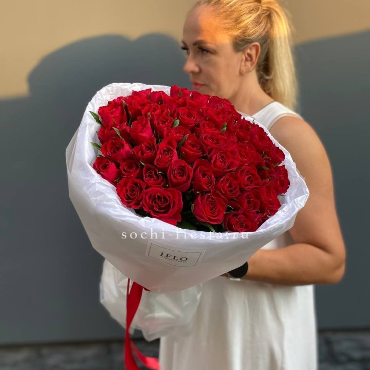 51 роза мадам ред в нежном оформлении в Орске