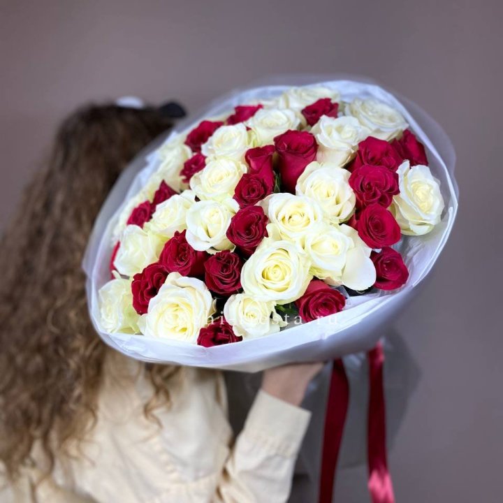 Букет из красных белых 45 роз в Орске