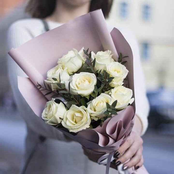 9 белых  роз "Минт" в Орске