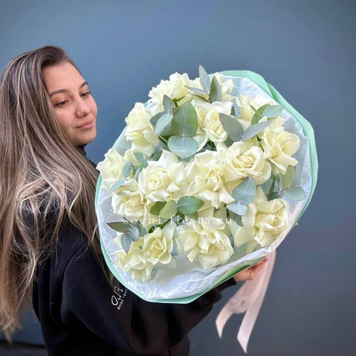 15 Белых французских роз "Ноте бьянка" в Орске