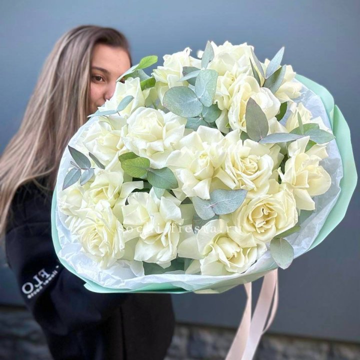 19 Белых французских роз "Ноте бьянке" в Орске