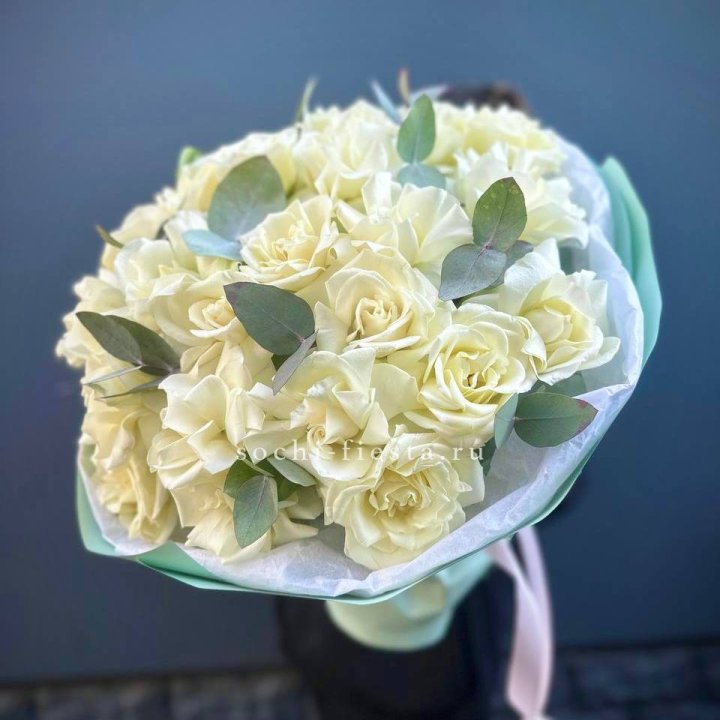 25 Белых французских роз "Ноте бьянка" в Орске