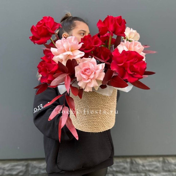 15 Французских роз в джутовом кашпо в Орске