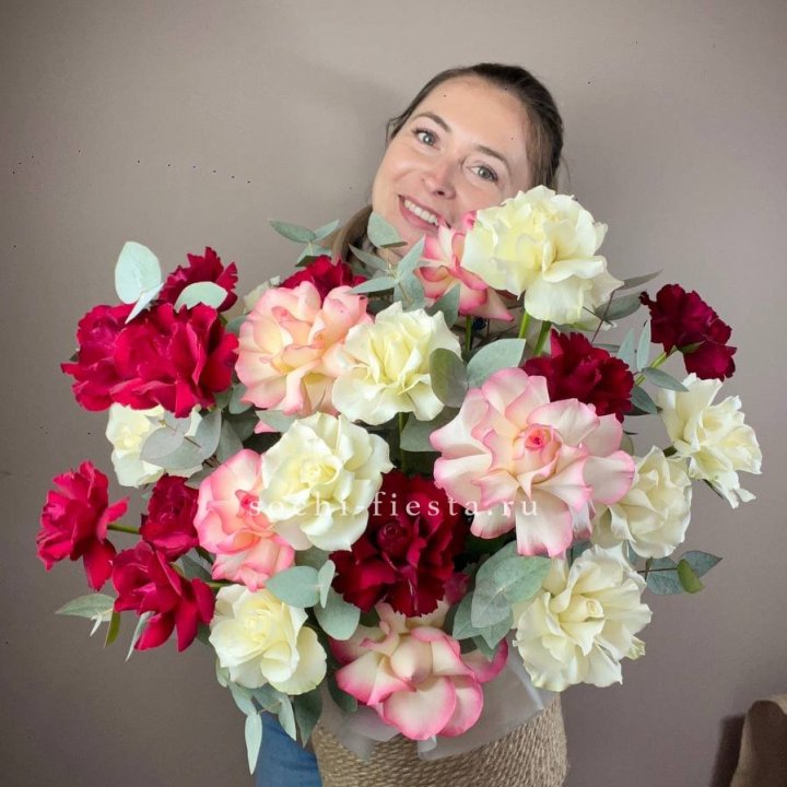 35 французских роз микс в джутовом боксе в Орске