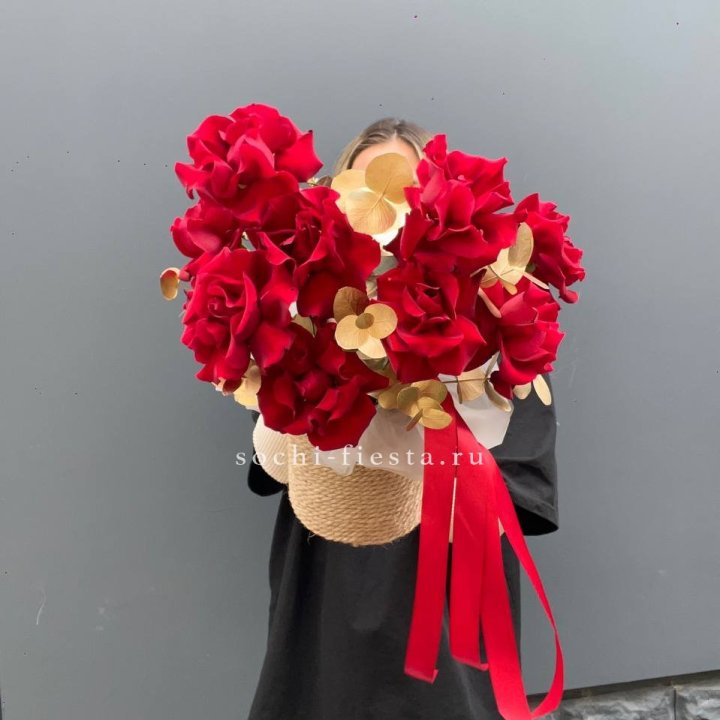 Красные французские розы в джутовом кашпо в Орске