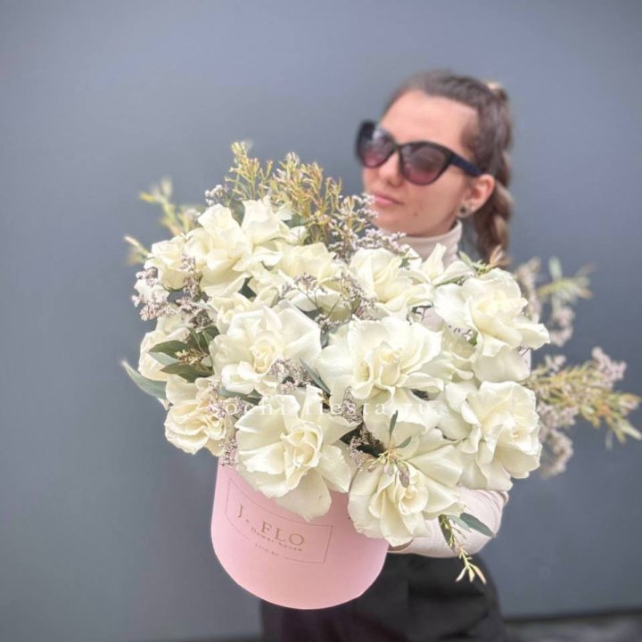 17 Французских белых роз в коробке Афина в Орске