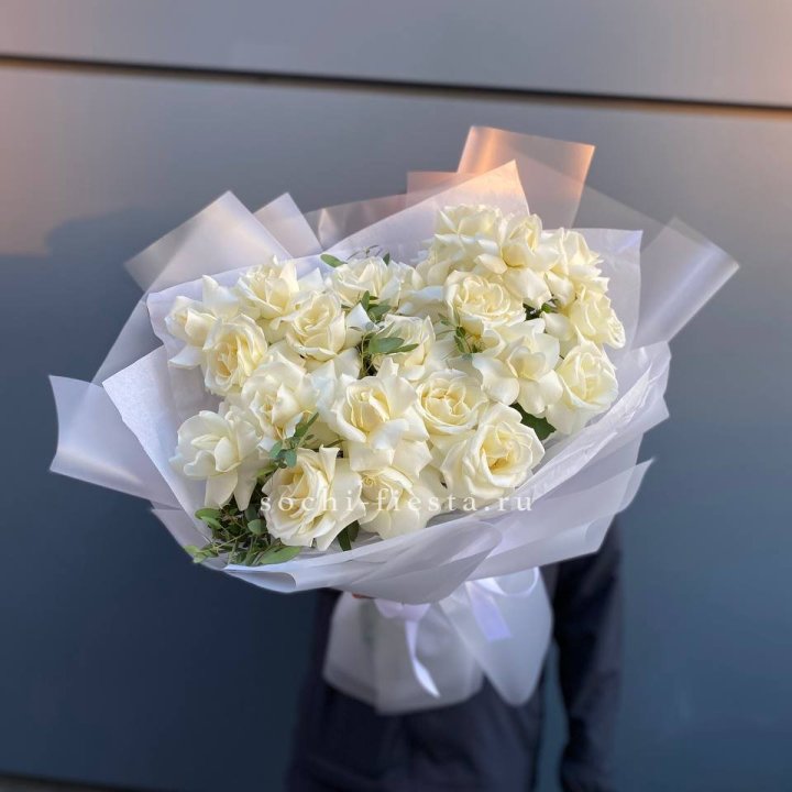 Пышный букет из белых роз в Орске