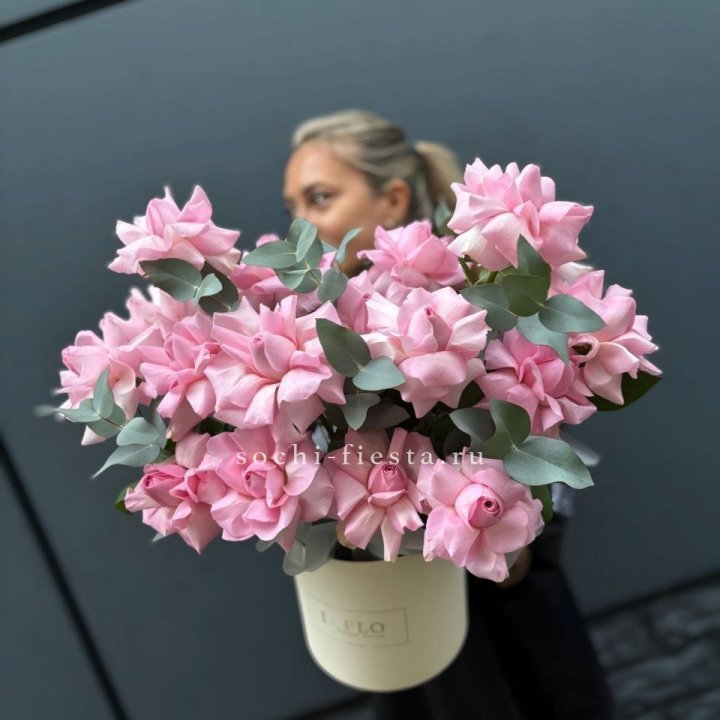 17 Розовых французских роз в боксе в Орске