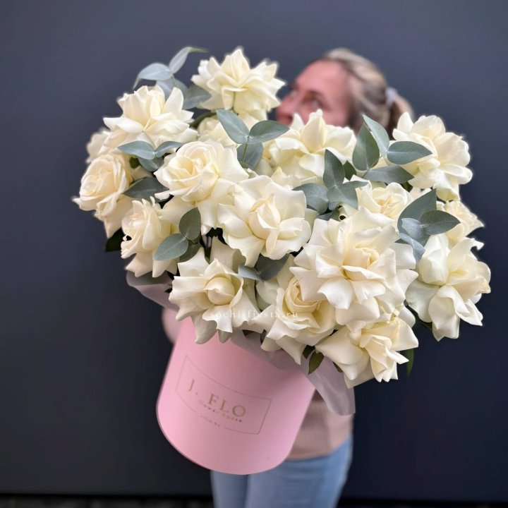 25 Французских белых роз в боксе в Орске