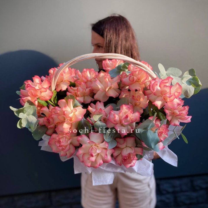 25 Французских роз Джумилия в корзине в Орске