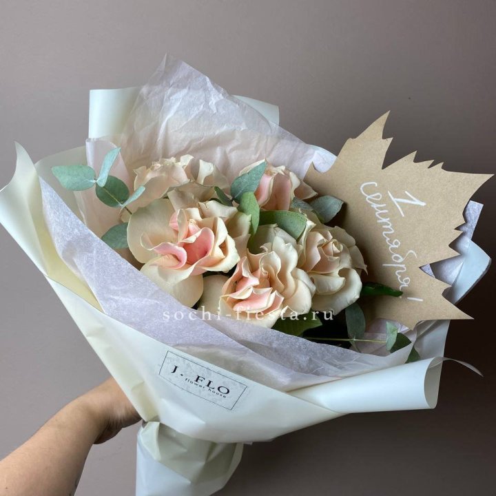Букет кремовых роз к дню знаний в Орске
