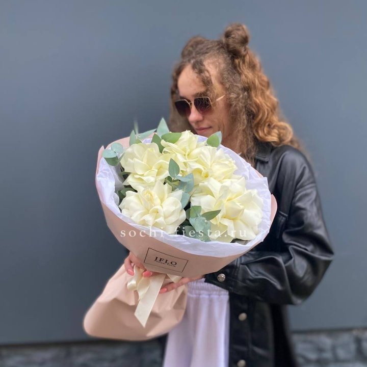 5 Белых французских роз в Орске