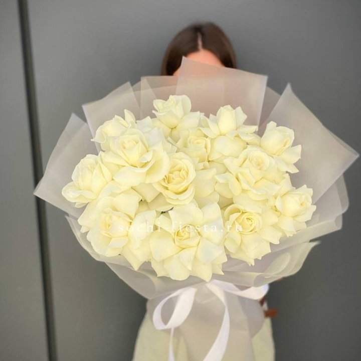 13 белых роз в Орске