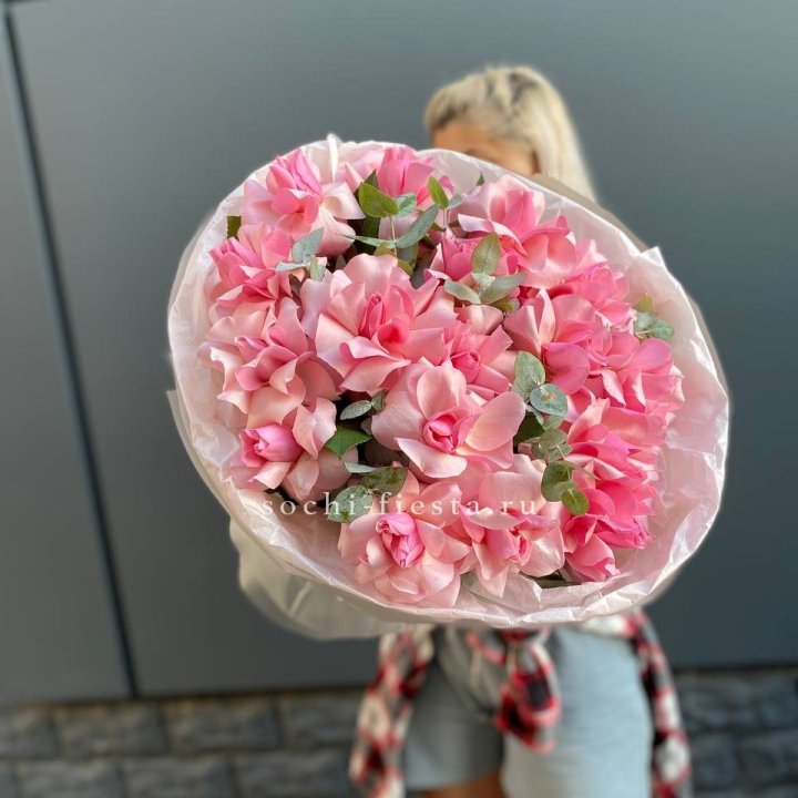 17 розовых роз в Орске