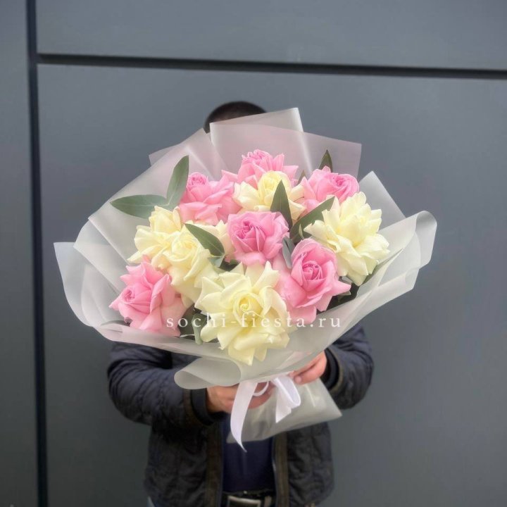 11 бело-розовых роз в Орске