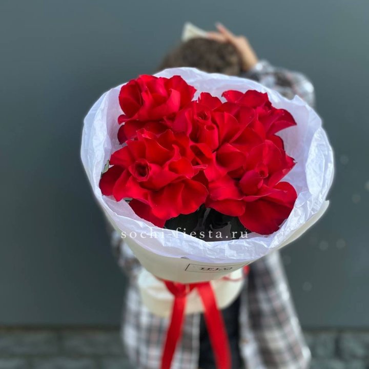 5 французских красных роз в Орске