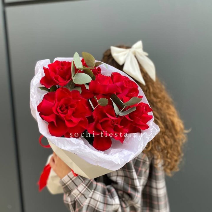 7 красных французских роз в Орске