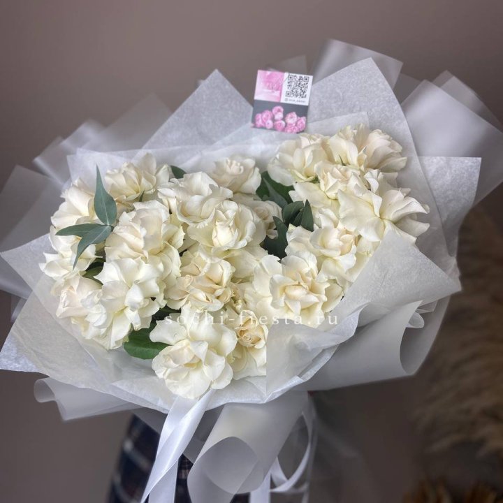 21 французских роз с эвкалиптом в Орске