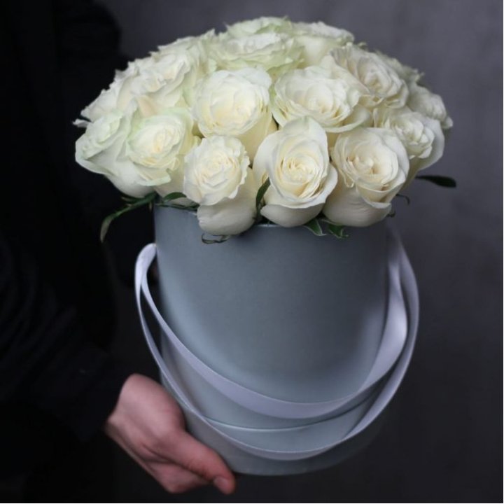 15 белых роз в цилиндре в Орске